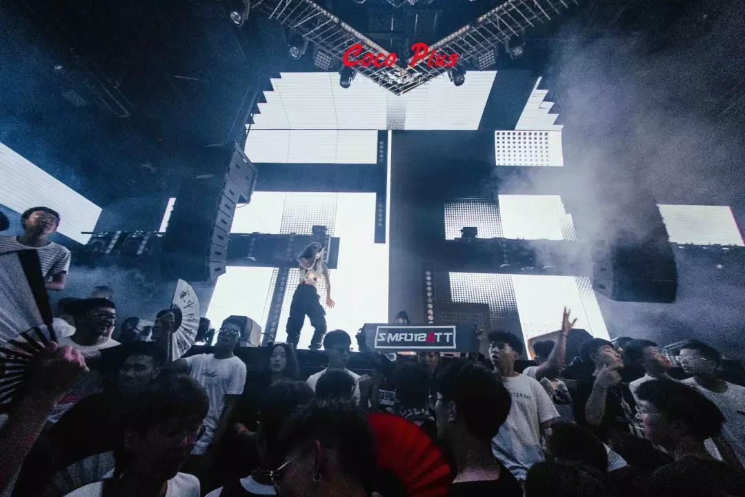 酒吧音響配置